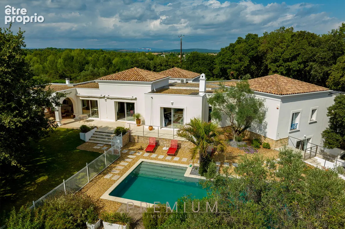 Villa de prestige avec piscine et dépendance, au coeur d'un cadre verdoyant - photo 1