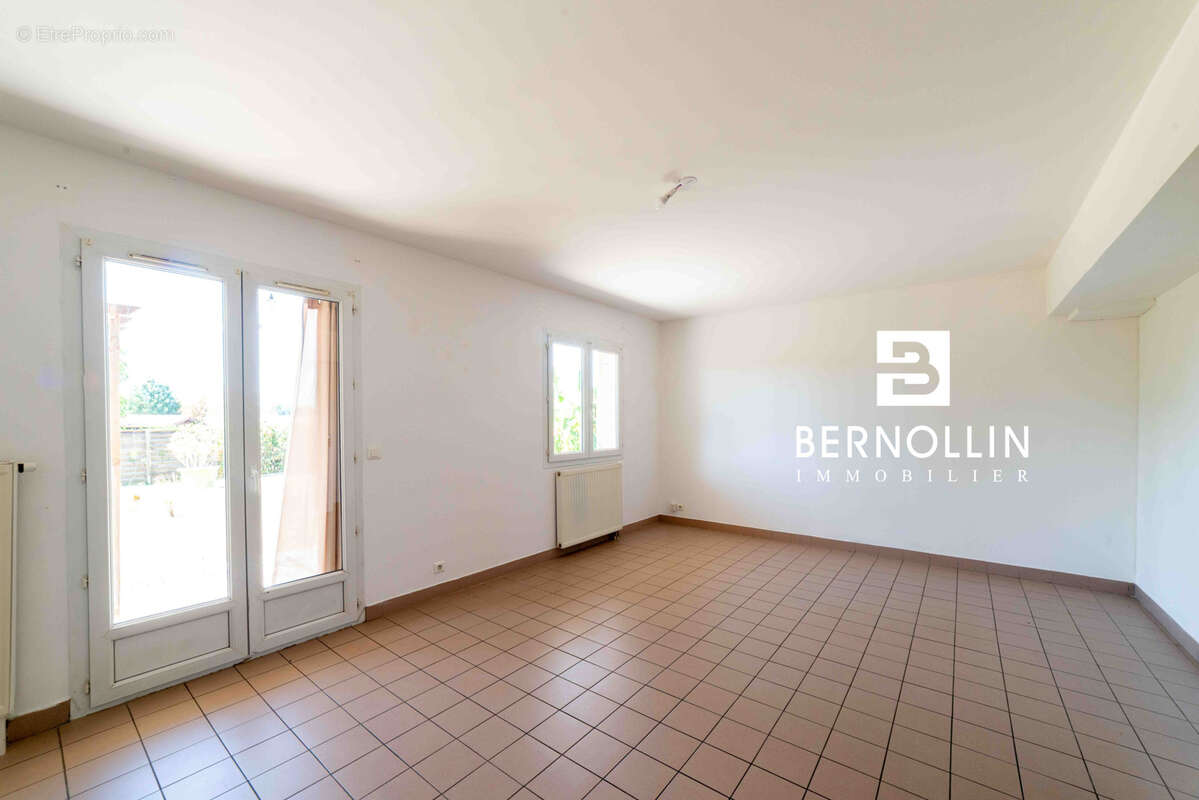 Maison 82 m2, 3 chambres et garage sur terrain de 540 m2 - MONTREVEL EN BRESSE CENTRE - photo 5