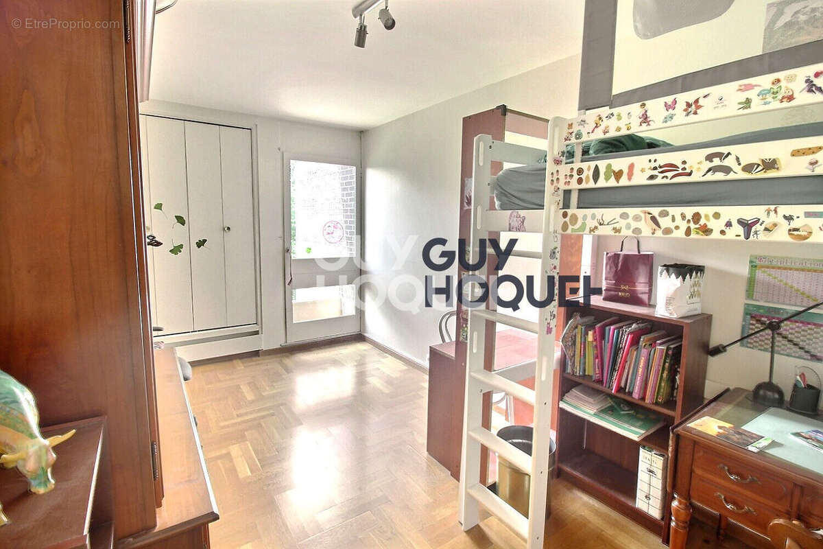 Appartement 5 pièces ? Résidence recherchée avec parking et cave  Découvrez ce bel appartement de 5 pièces, situé au sein d'une  - photo 6