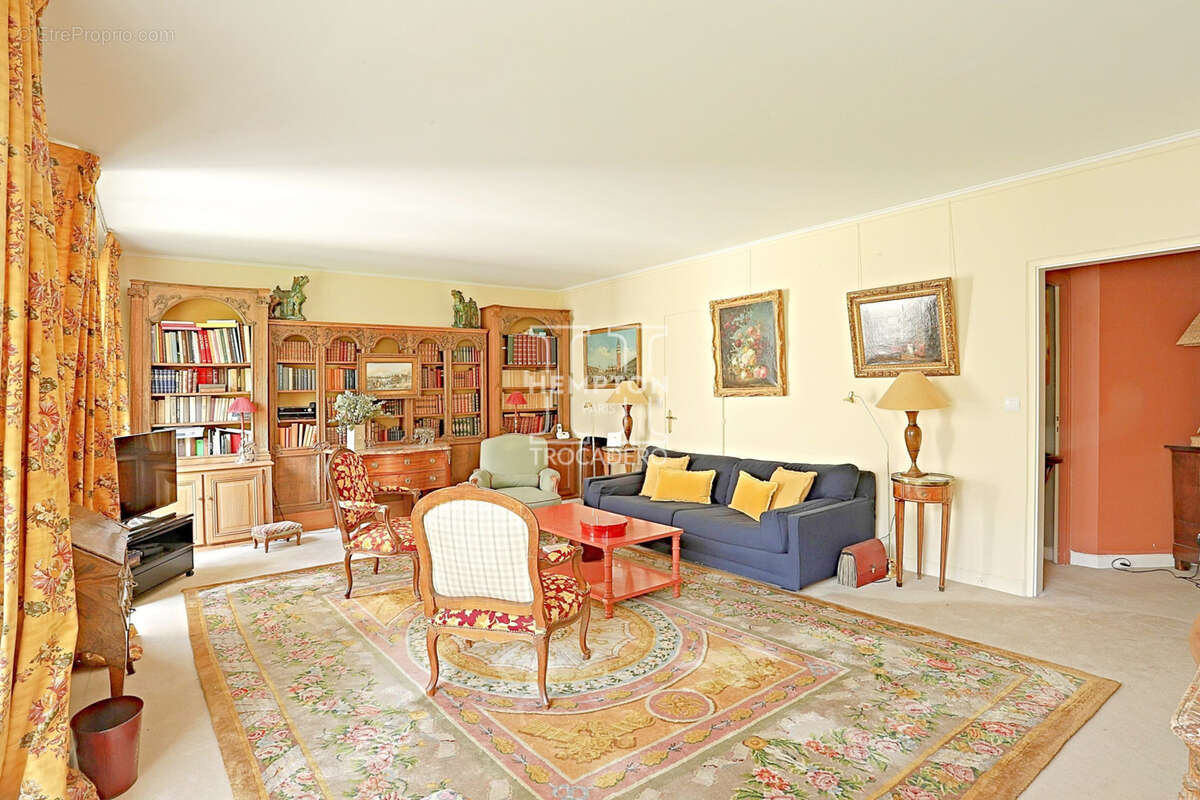 Appartement à PARIS-16E