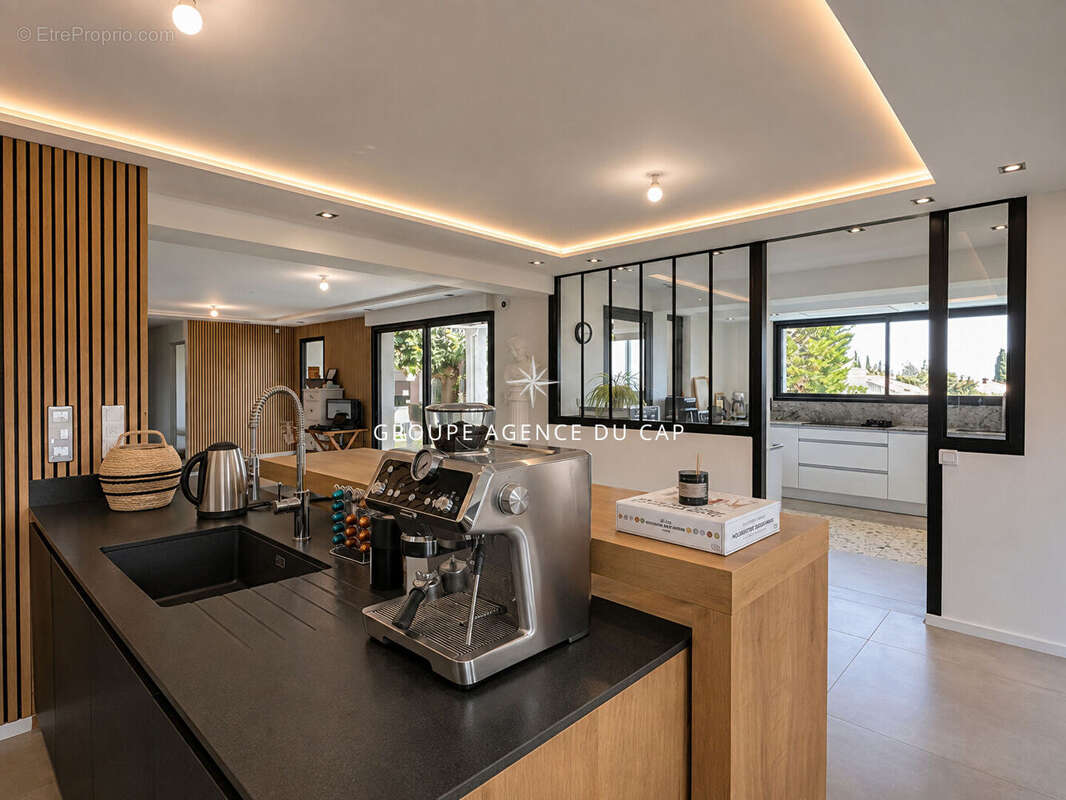 A vendre villa vue mer environ 200 m2 entierement renovee offrant 5 chambres dont 4 en suite piscine garage a saint aygulf - photo 8