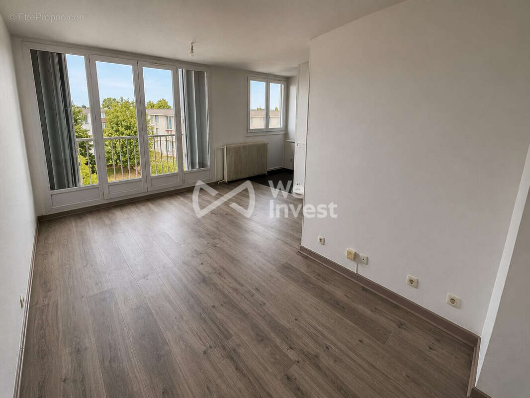 Appartement 30 m² à Le Plessis-Trevise  - photo 2
