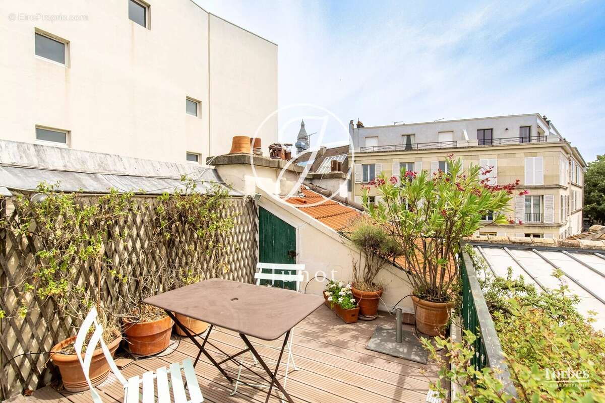 Paris 18e - HAUT MONTMARTRE / PLACE JEAN BAPTISTE CLÉMENT  - Appartement  à vendre - 4 pièces - 90,84m² Carrez - 107,84m² au sol - photo 10