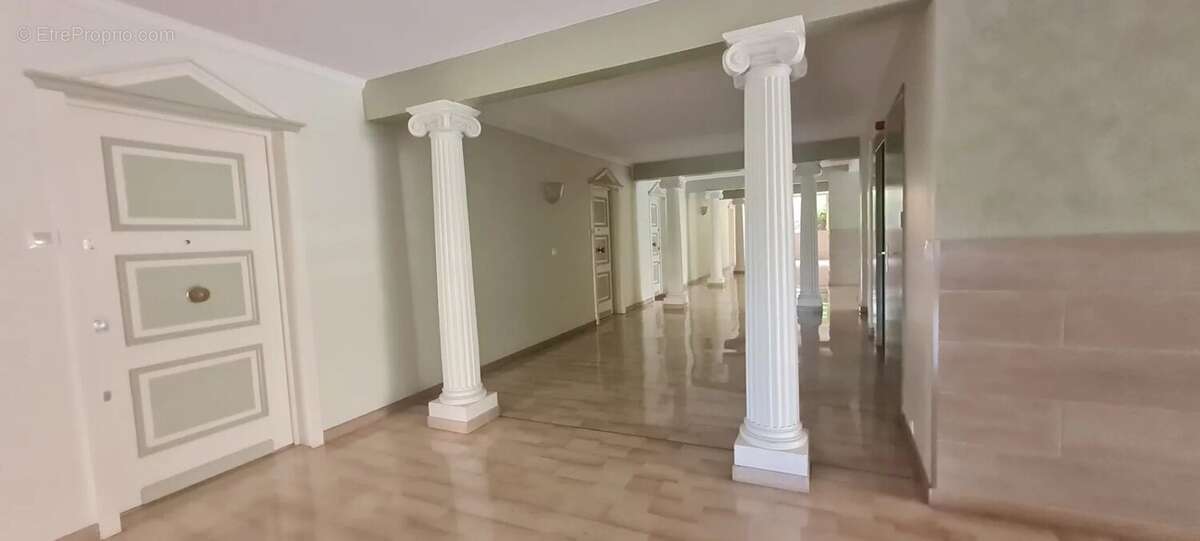 Appartement à SAINT-LAURENT-DU-VAR