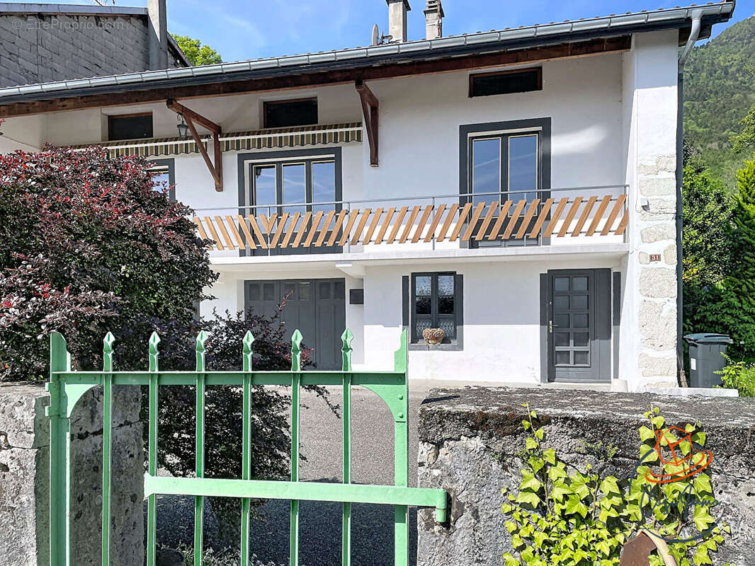 Maison à COLLONGES