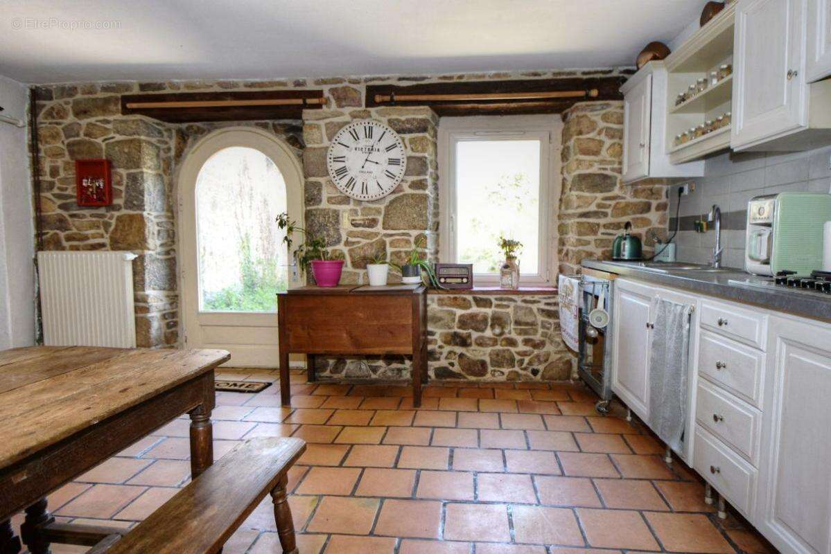 Maison à LA ROCHE-DERRIEN