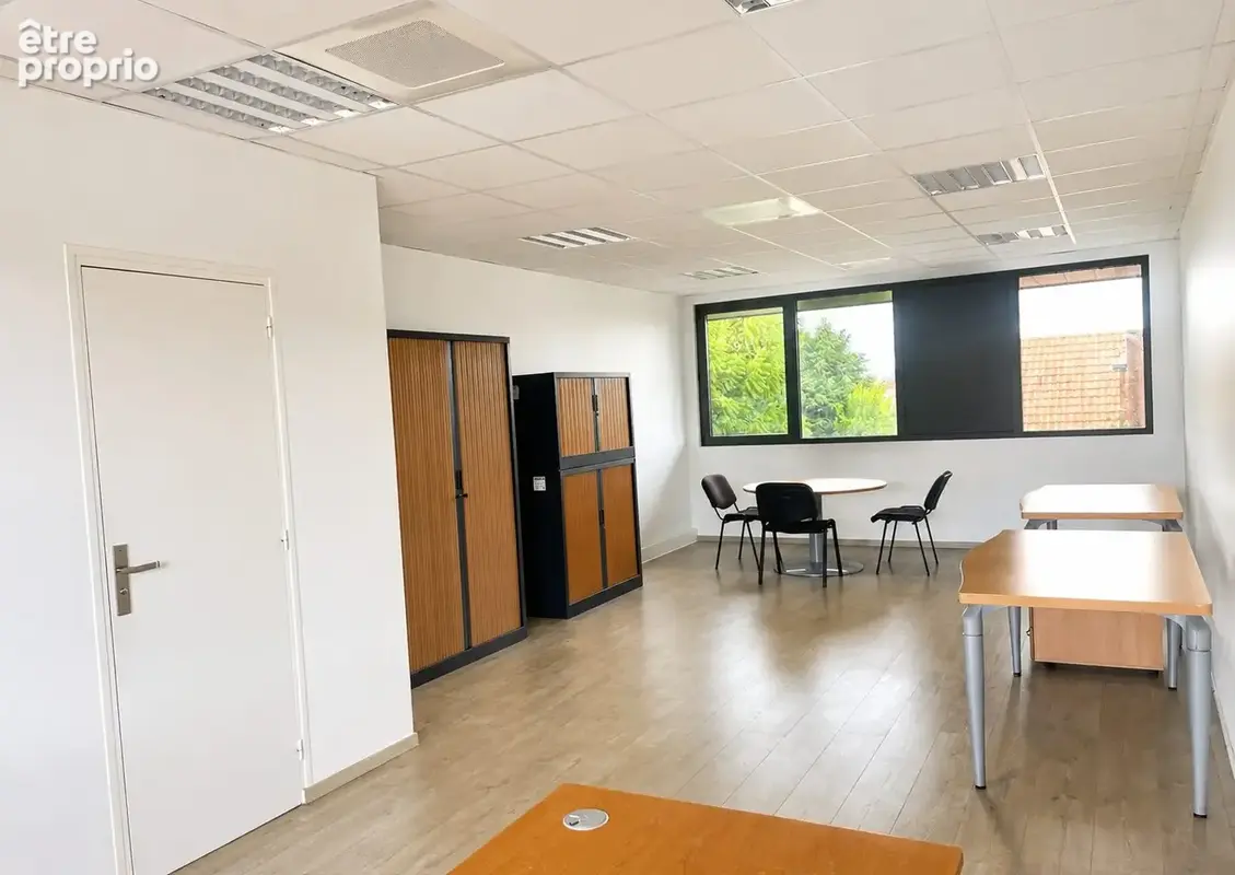 Bureau traversant - Commerce à CHANTELOUP-EN-BRIE