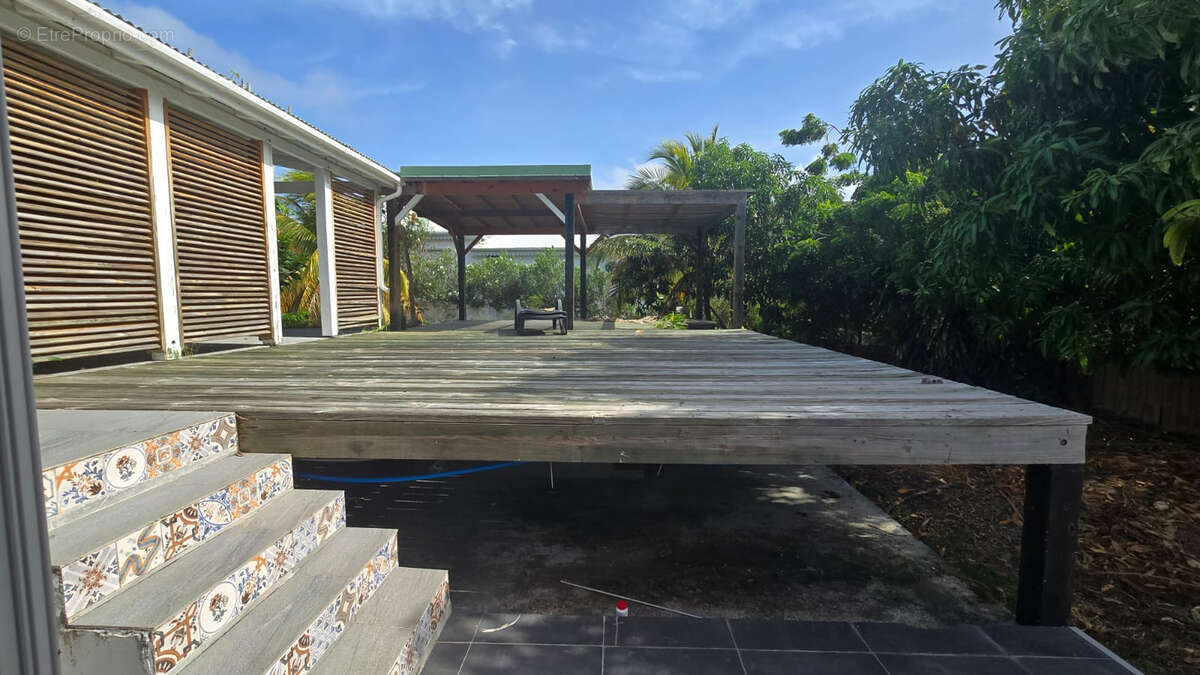 Villa avec fort potentiel sur un terrain de 721 m2, à deux pas de l'embarcadère de Pinel - photo 3