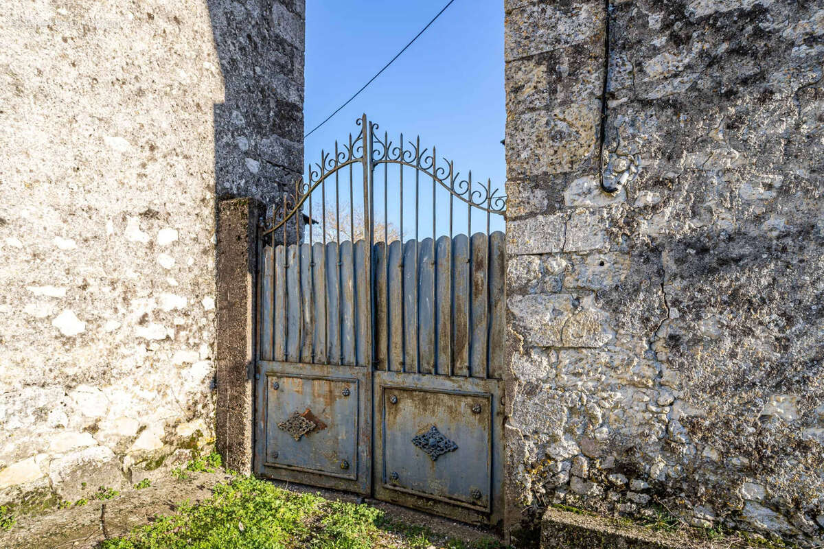 Stone country property - photo 3