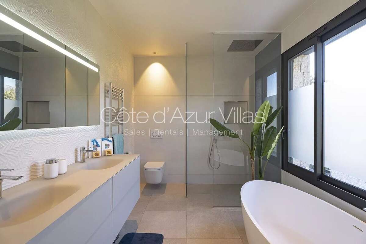 Maison à ROQUEFORT-LES-PINS