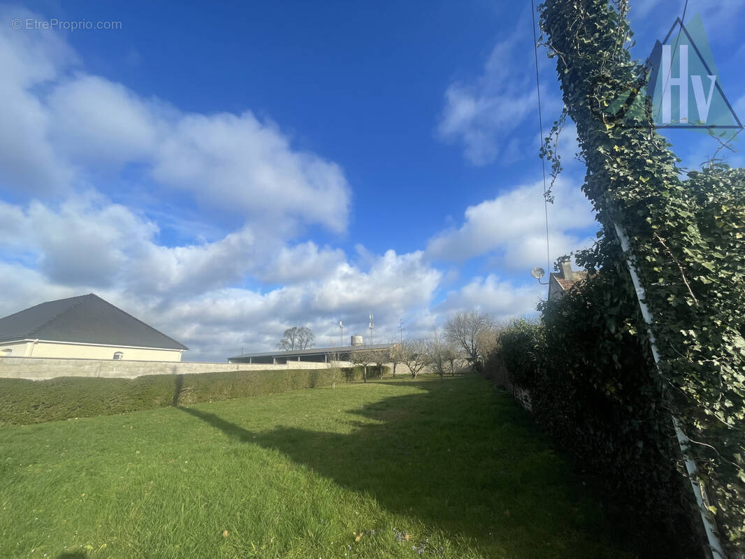 Terrain à LES ORMES-SUR-VOULZIE