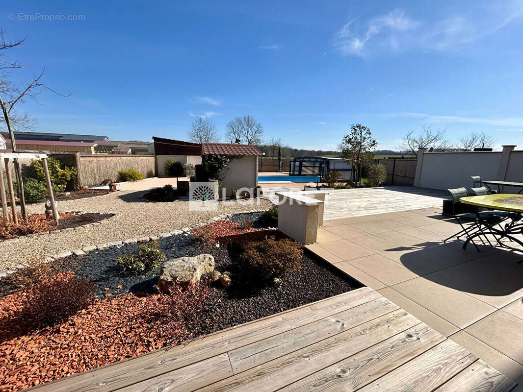 Maison à MONTMIREY-LE-CHATEAU