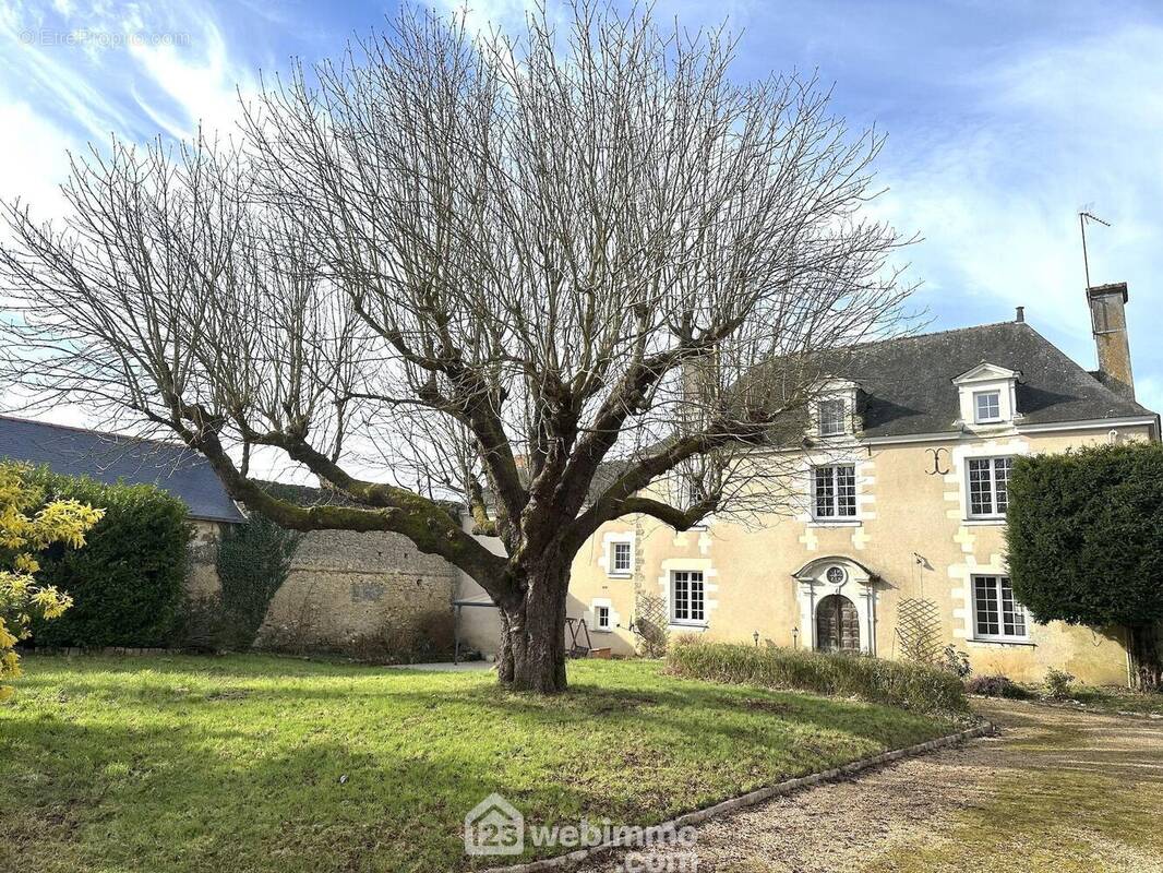 Nichée dans un parc arboré. - Maison à CHAVAGNES