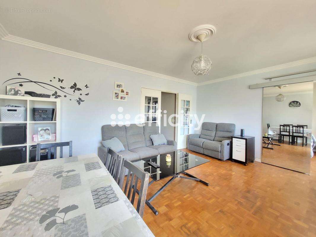 Appartement à PIERRE-BENITE