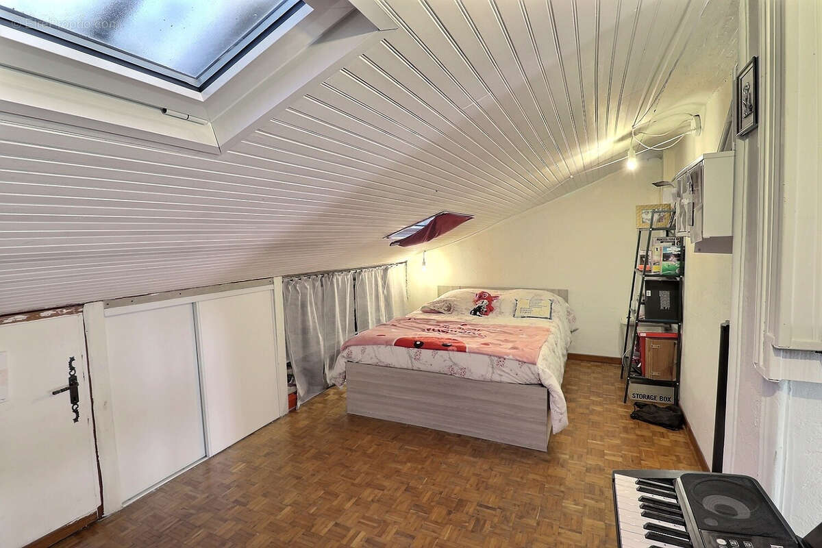 Maison à ENTRAIGUES-SUR-LA-SORGUE