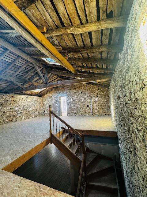 Maison Charentaise en pierre – 6 pièces – 188 m² – Terrain 2500 m² –  (16460) - photo 8