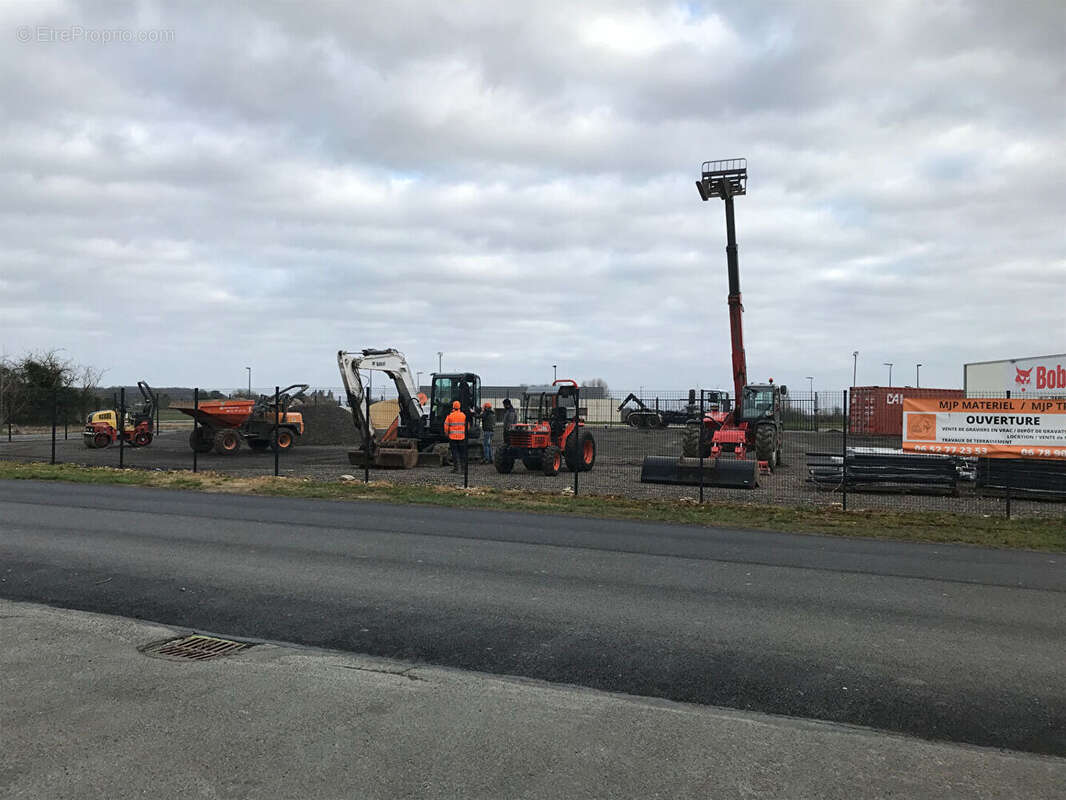 Terrain à VENDEUVRE-DU-POITOU