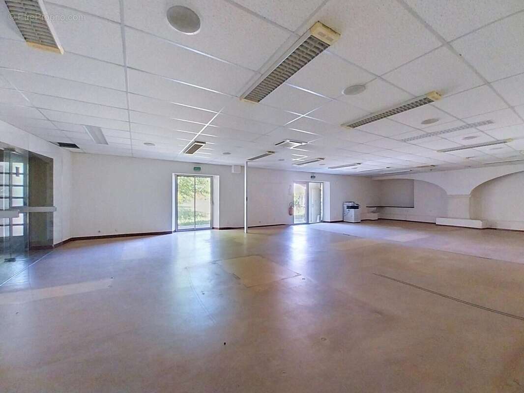 Commerce 300 m² à Pierrelatte  - photo 4