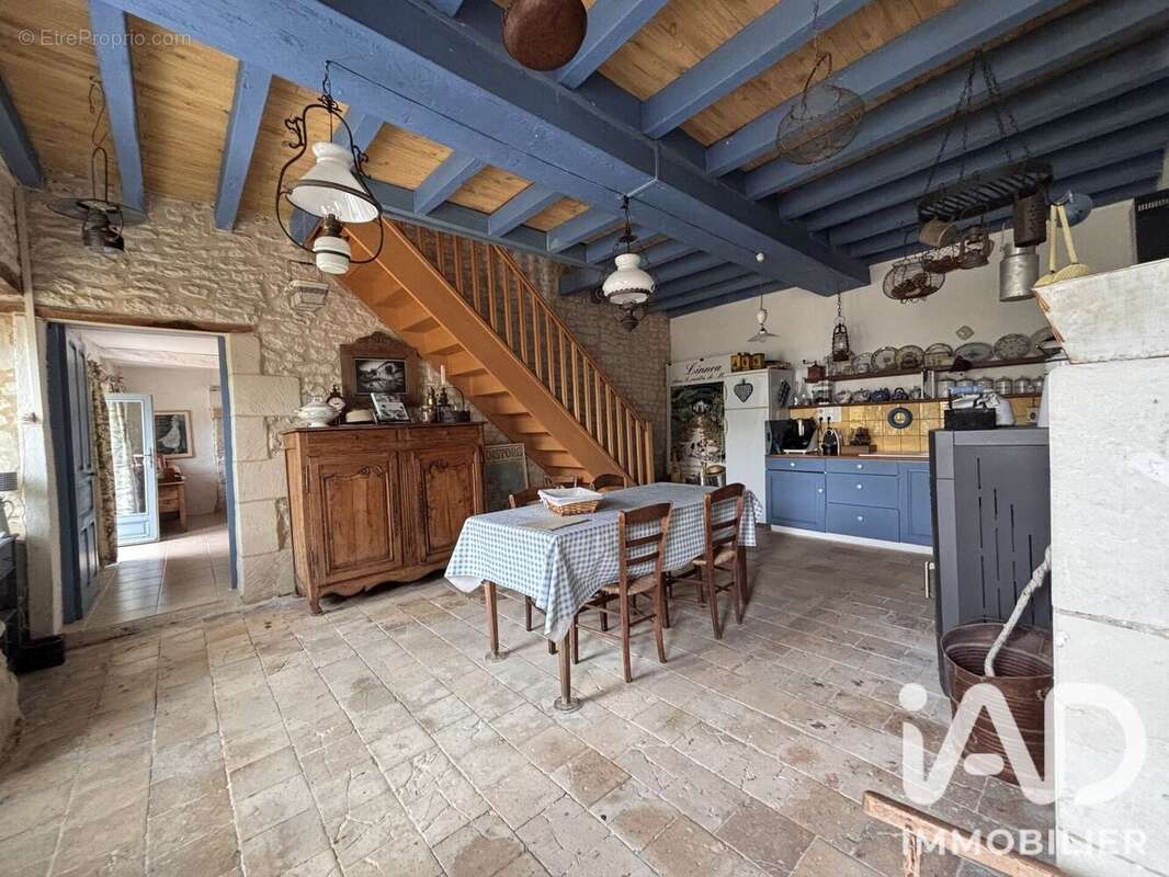 Maison 142 m² à La Roche-Rigault  - photo 2