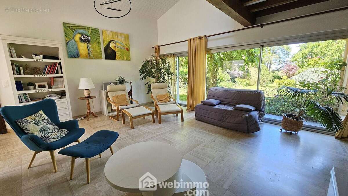 Un séjour lumineux avec ses grandes baies vitrées. - Maison à MILLY-LA-FORET