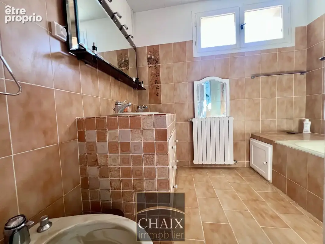 83640 SAINT ZACHARIE - Villa type 6 avce piscine vue collines - photo 15