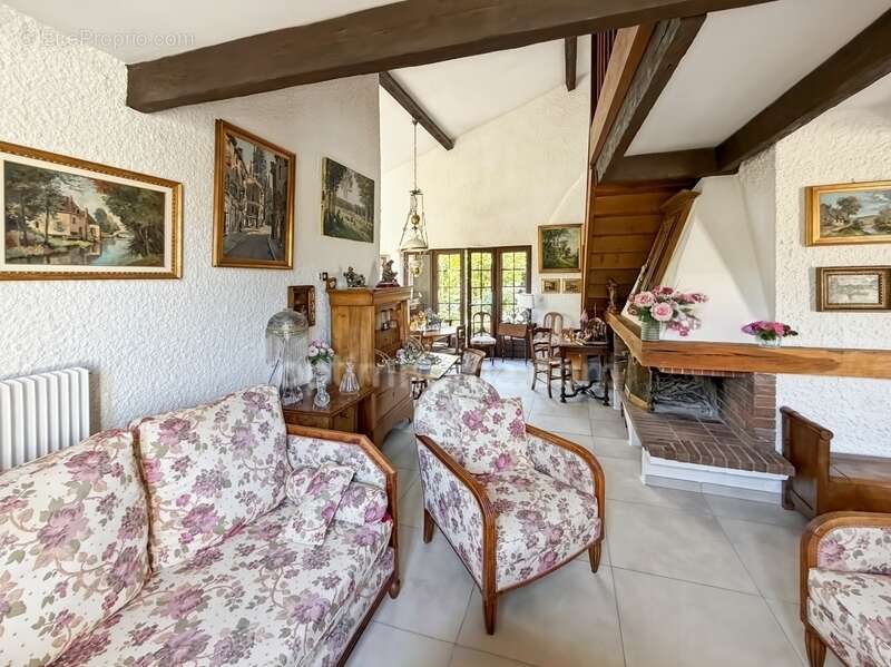 CHAMPIGNEULLES – Maison de caractère avec jardin, au calme et proche de toutes les commodités - photo 4