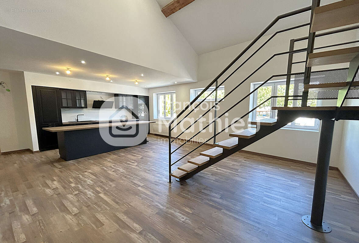 Châtillon-sur-Chalaronne - Appartement de standing T6 d'environ 196m2 (245m2 au sol) en plein centre. - photo 6