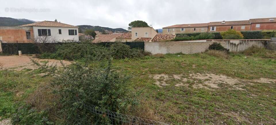 Terrain à CUERS