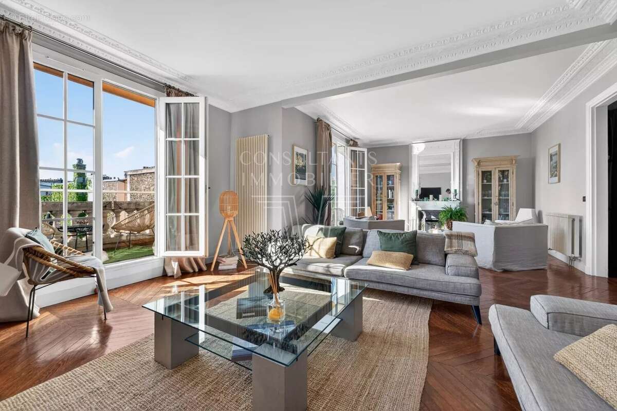 Appartement à PARIS-16E