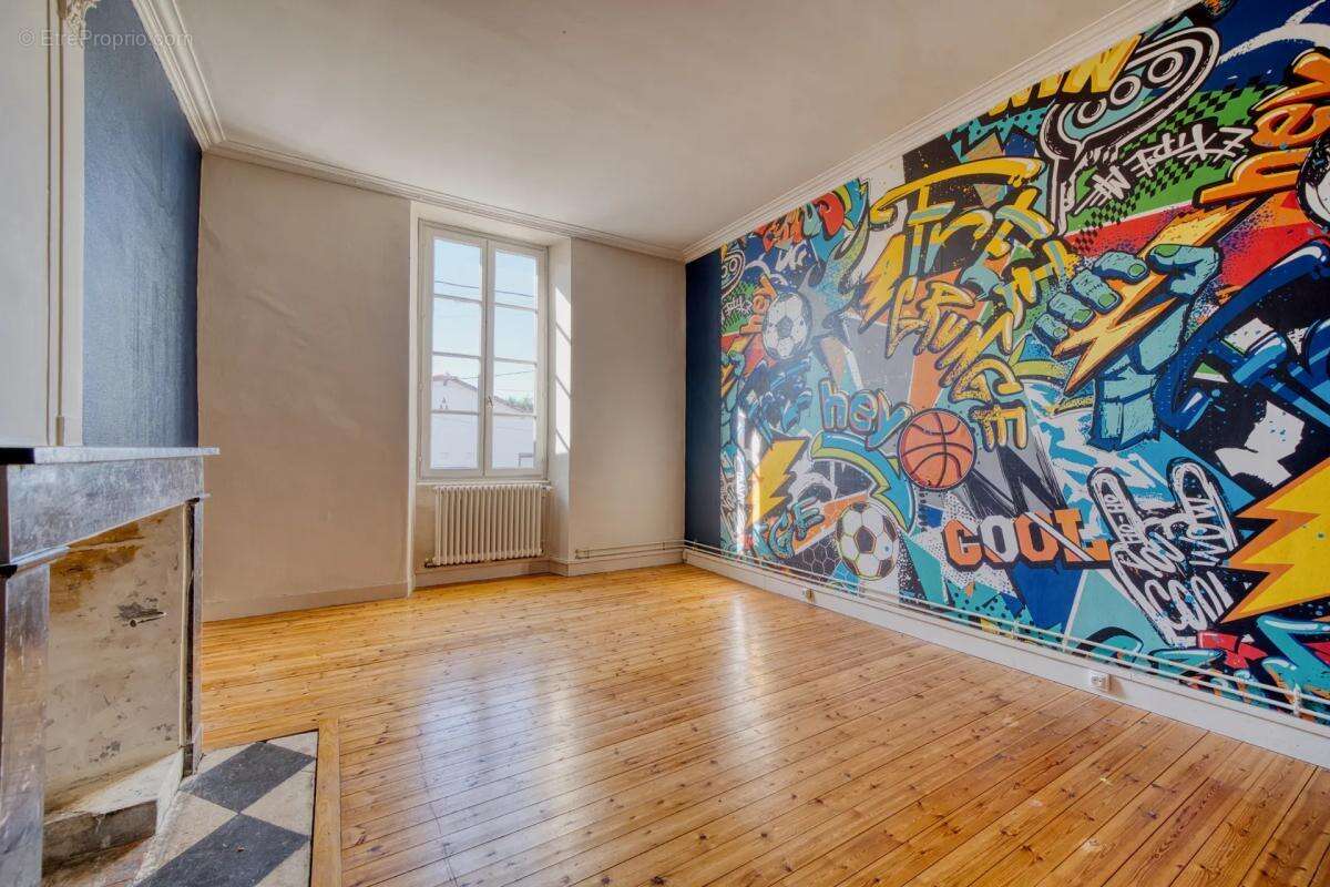 Maison de caractère de 242 m² - Saintes - photo 9