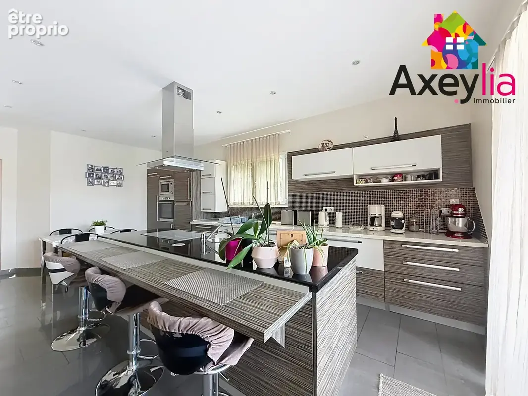 A vendre - riorges - maison contemporaine de 2011 avec cinq chambres, terrain et piscine - photo 8