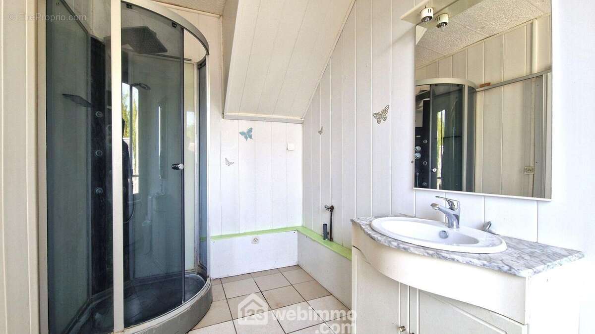 Une salle de douche avec meuble vasque et wc - Maison à LAON