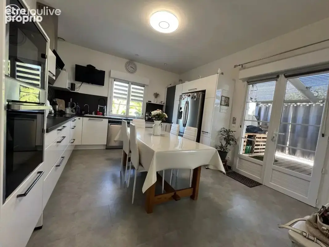 Maison de qualité avec appartement indépendant, terrain arboré de 2 500 m² et ascenseur extérieur - photo 3