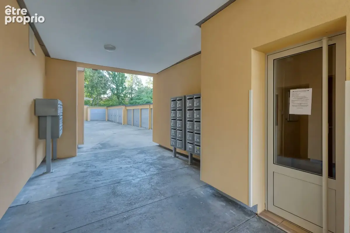 Flaubert / Stalingrad : T3 traversant avec balcon dans copropriété ravalée - photo 10