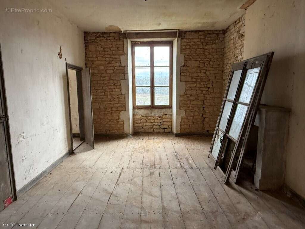 Aile de Vieux Logis du XVI? Siècle à Rénover, Proche de Ruffec - photo 16