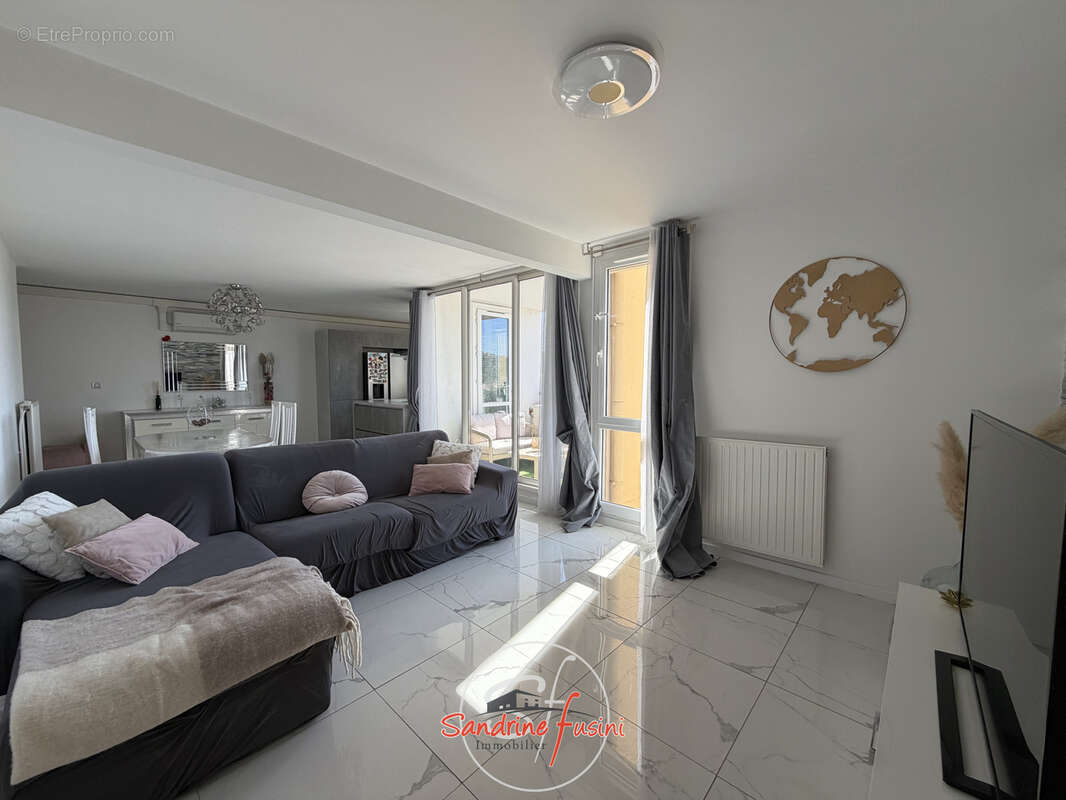 Appartement à CARROS