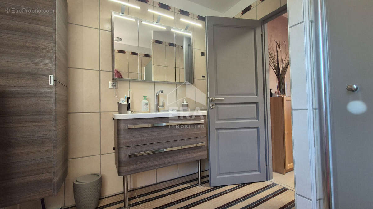 Maison à MANDRES-LES-ROSES