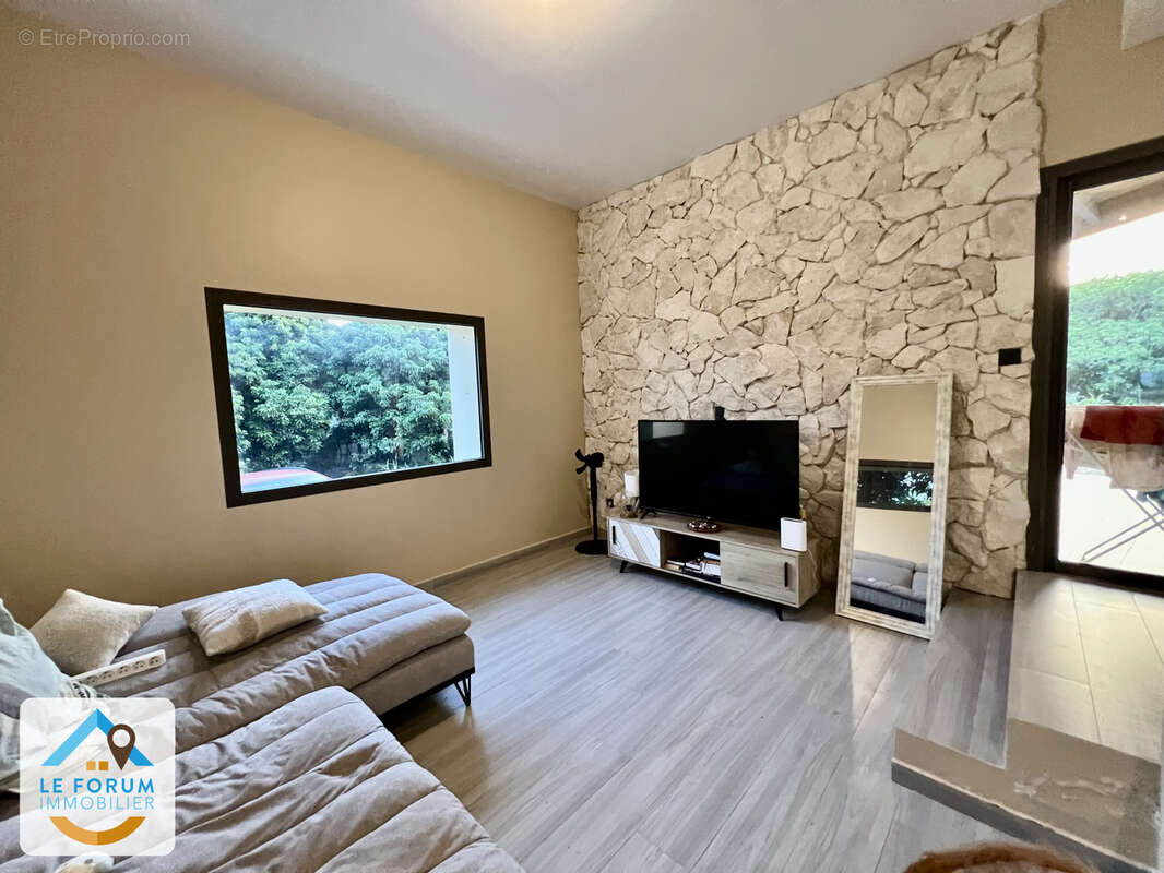 Saint pierre 97410 - villa moderne - en exclusivité - très beaux volumes - vaste terrain - quartier agréable - photo 3