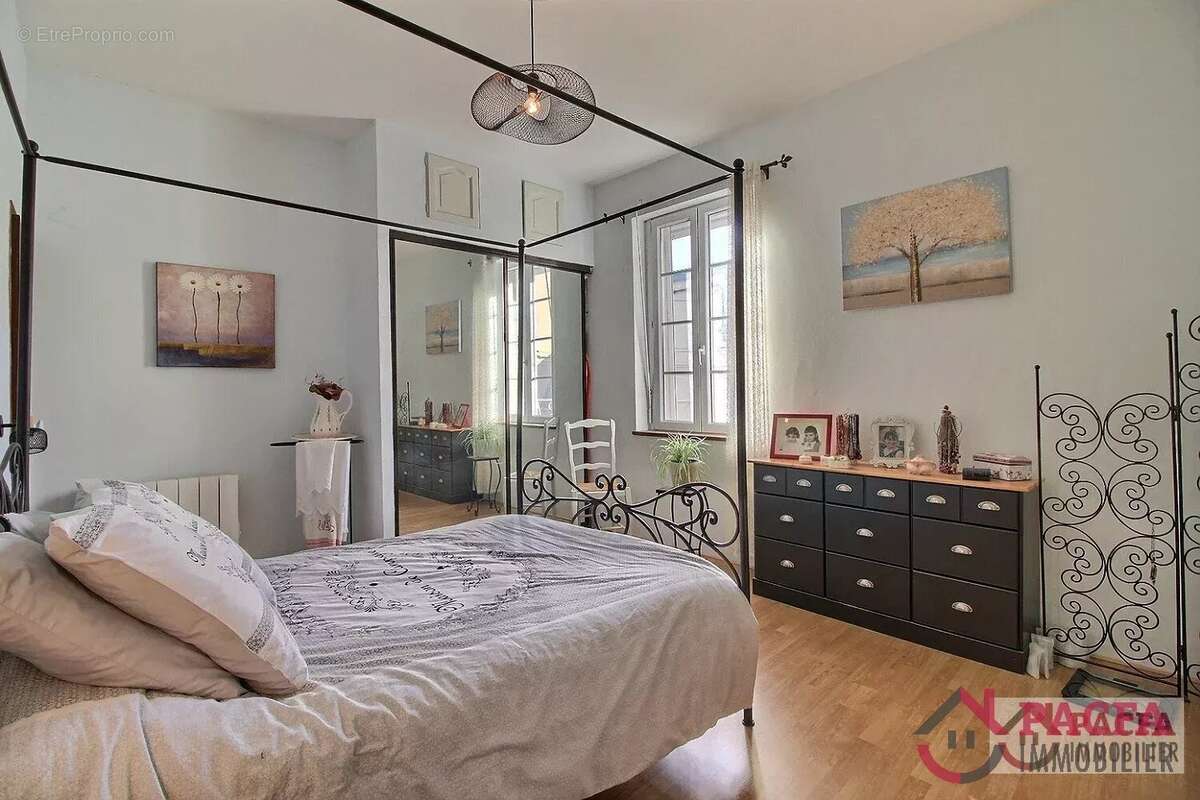 CASTRES : Maison de ville avec extérieur et parking - photo 11