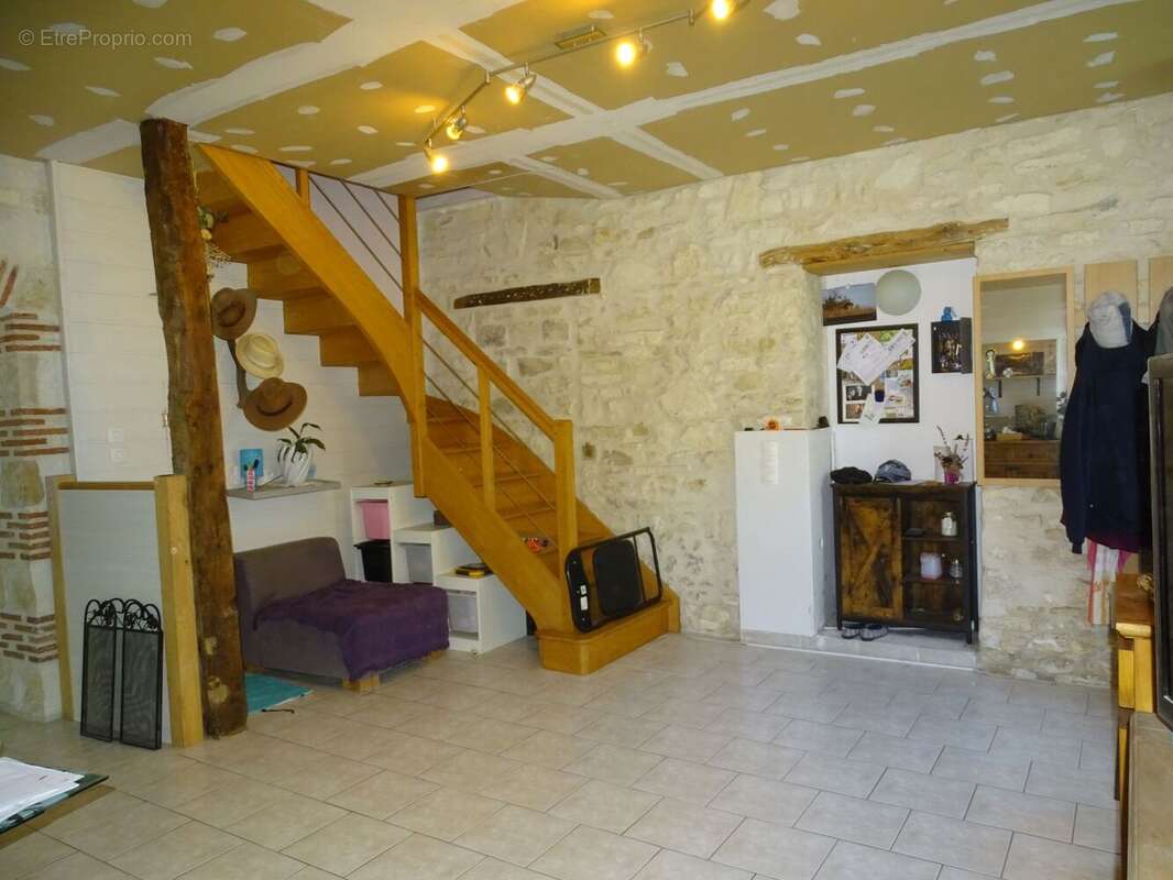 Maison à CHEZAL-BENOIT