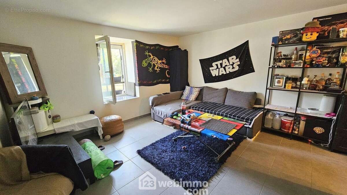 Un séjour très lumineux.