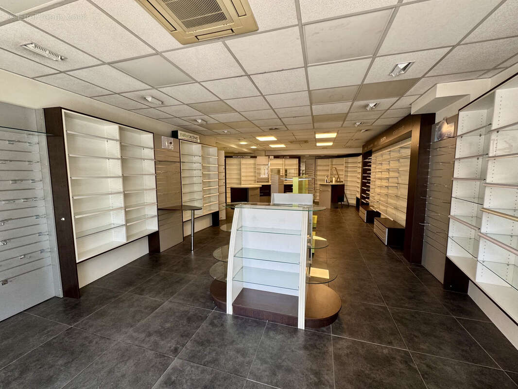 Golfe-Juan centre, vaste local commercial sur axe principal ! - photo 4