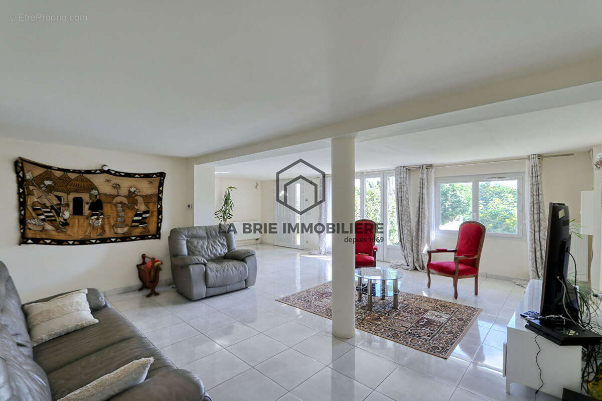 Maison à MANDRES-LES-ROSES