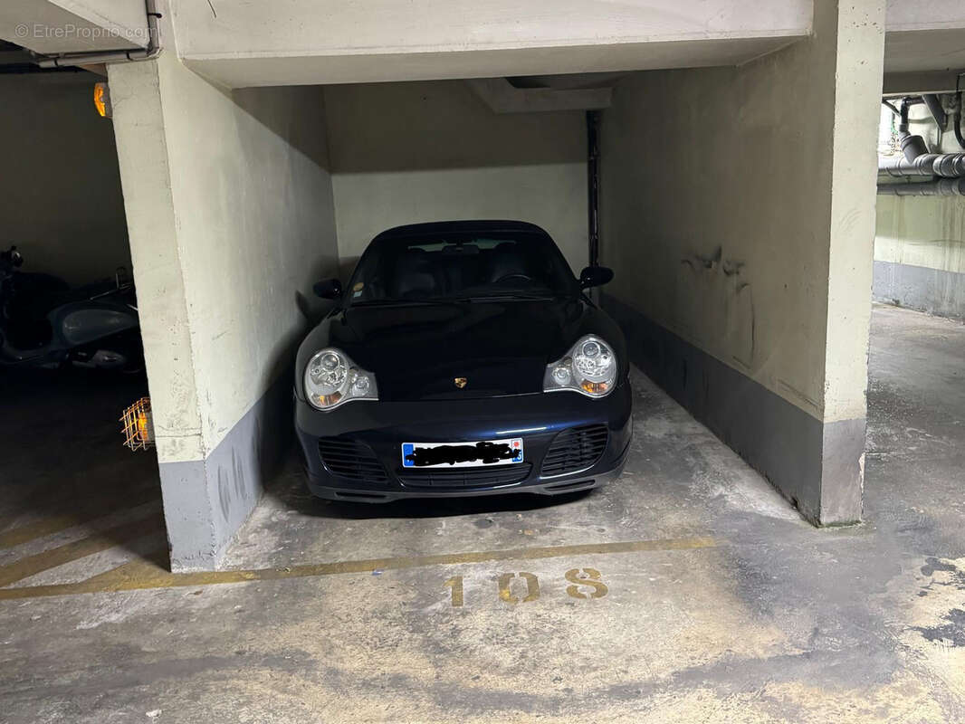 Parking à PARIS-4E