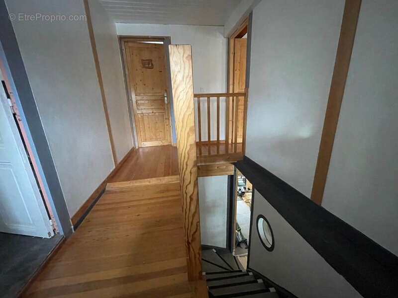  Maison de 310 m² avec gîte – 5 588 m² de terrain – Fraîcheur naturelle et revenus locatifs – Grandrif (63) - photo 21