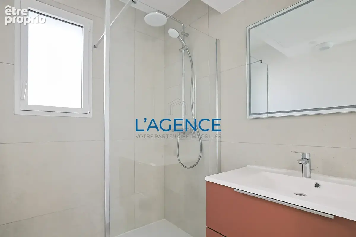 Appartement T4 neuf de 80 m2 avec terrasse et garage double au centre ville de Hyères - photo 5