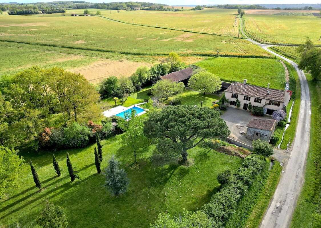 Maison de caractère avec 4 chambres sur 'environ 7318 m². - photo 50