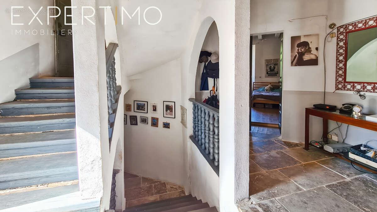 Manoir d'une superficie habitable de 338 m2 avec dépendances sur un terrain de 3,6 hectares - photo 12