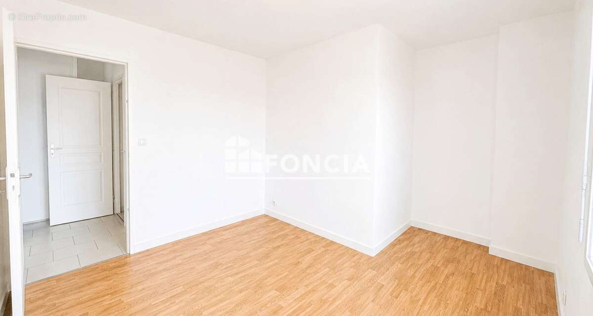 Appartement récent avec terrasse –  Place de parking et cave - photo 4