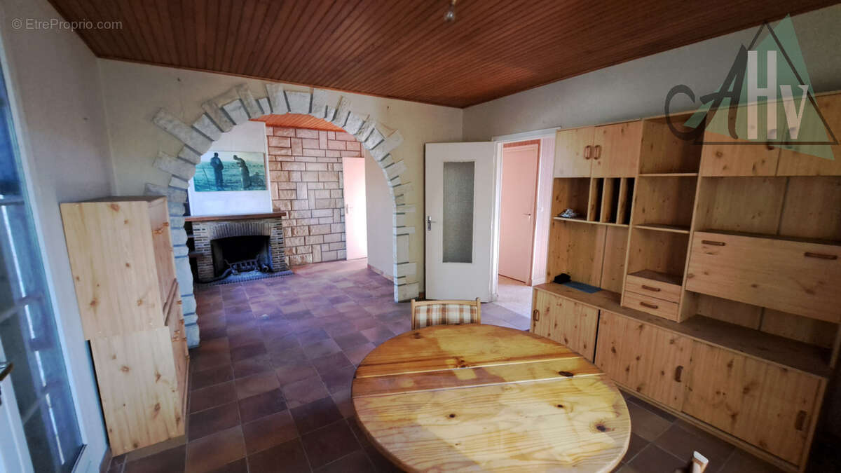 SOUCY - Maison à rénover de 105 m2 avec 4 chambres, sous-sol et deux garages. - photo 2